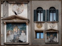 Verona, Largo Guido Gonella, affreschi, finestre e piccioni