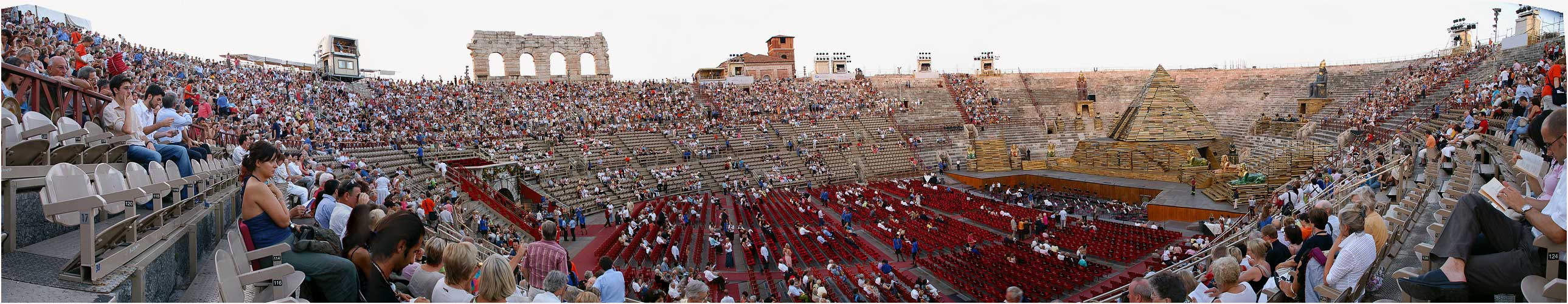 Verona - Opernfestspiele - die Arena füllt sich . . .