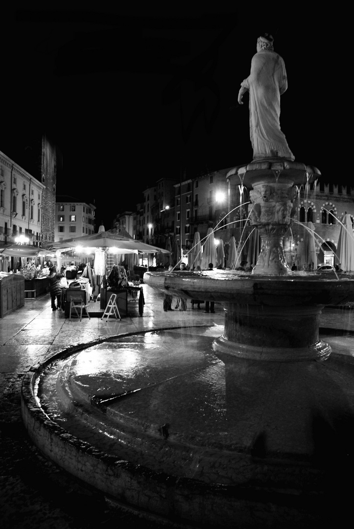 verona piazza brà di notte