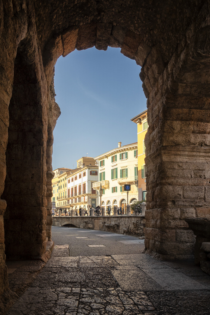 Verona, sotto i portici dell'arena