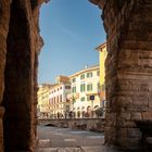 Verona, sotto i portici dell'arena