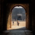 Verona, sotto i portici dell'arena