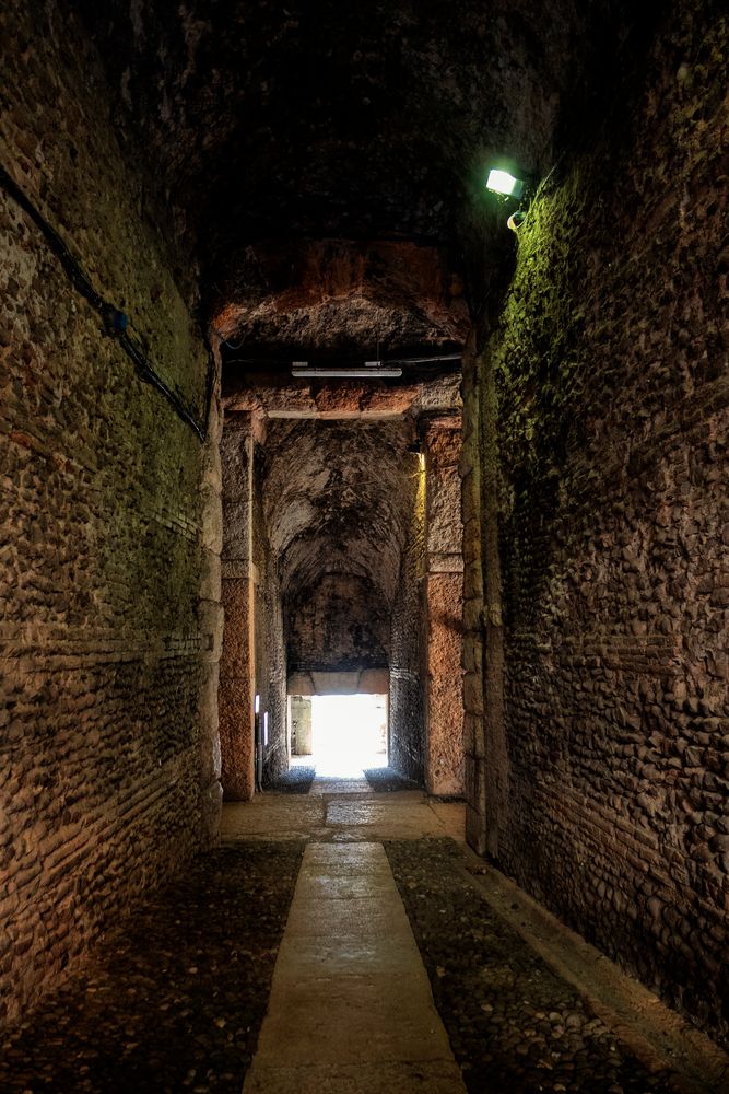 Verona, sotto i portici dell'arena