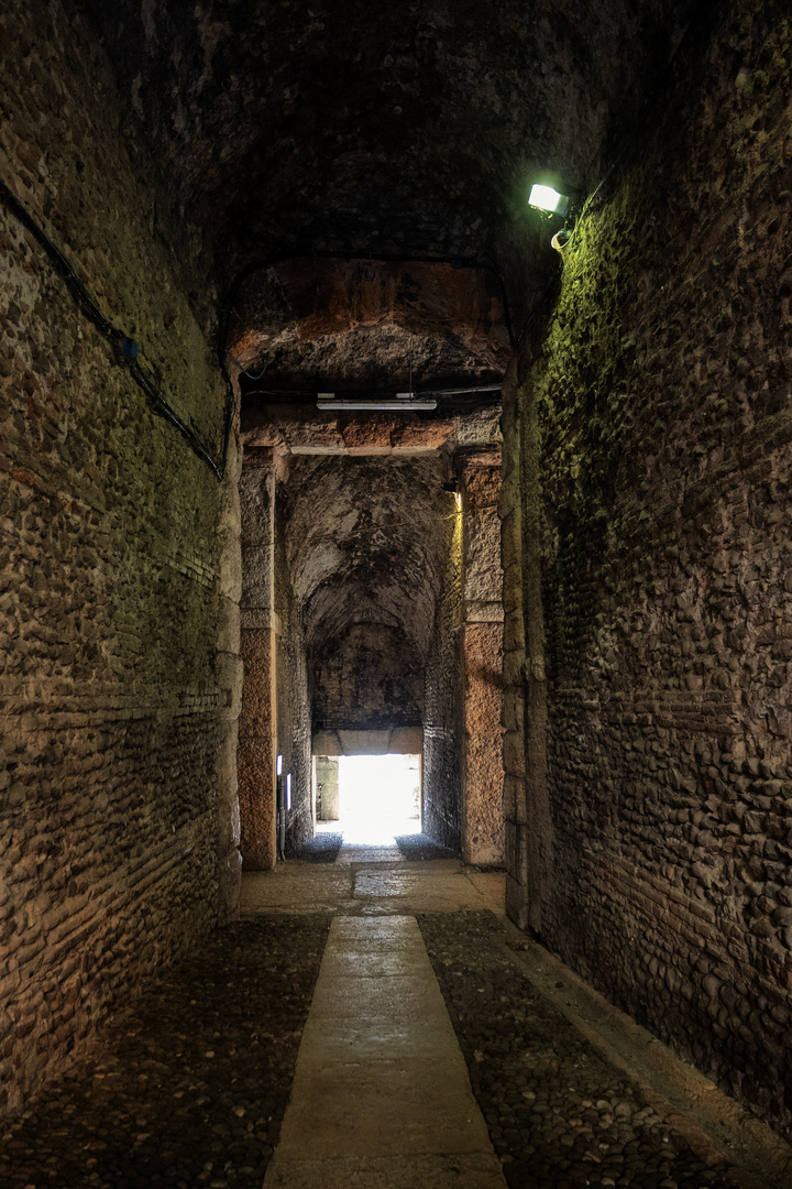 Verona, sotto i portici dell'arena