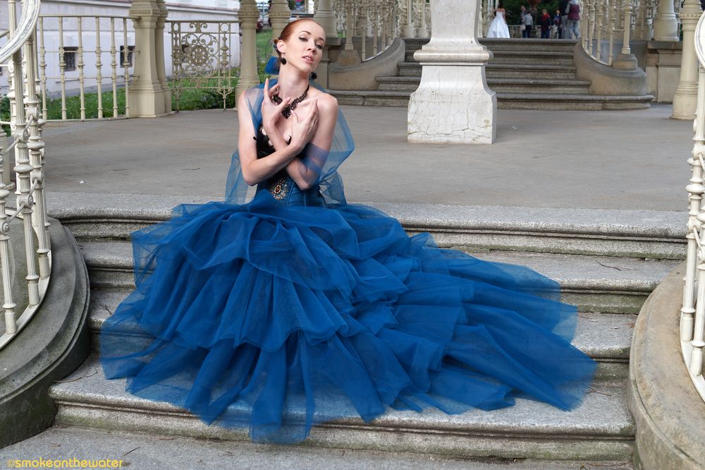 Veronika drapiert das Ballkleid