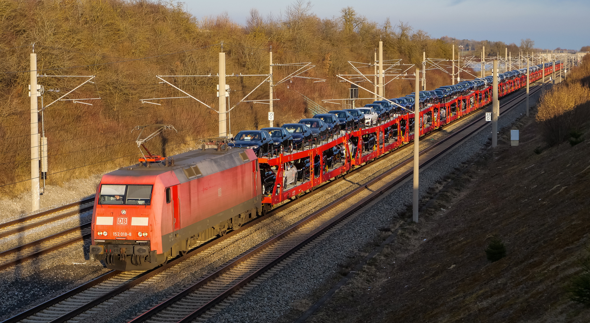 Verranzte 152 vor glänzenden Karossen