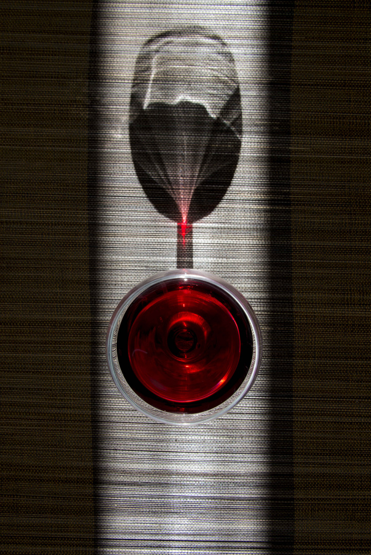 verre de rouge et son ombre