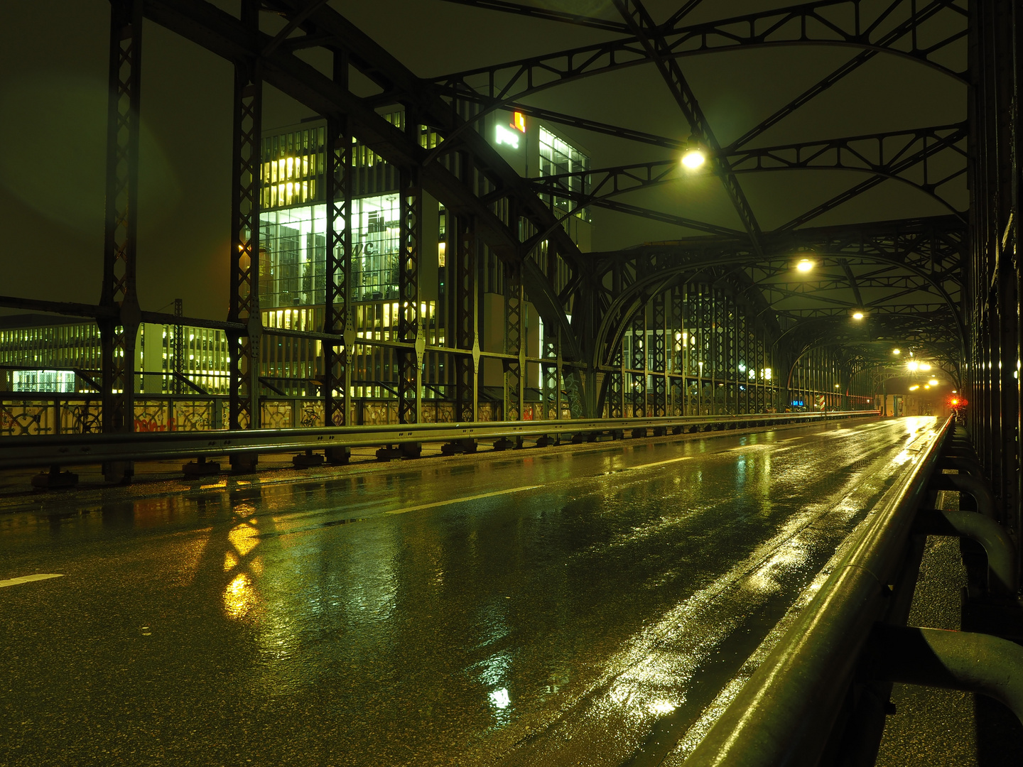 Verregnete Brücke bei Nacht