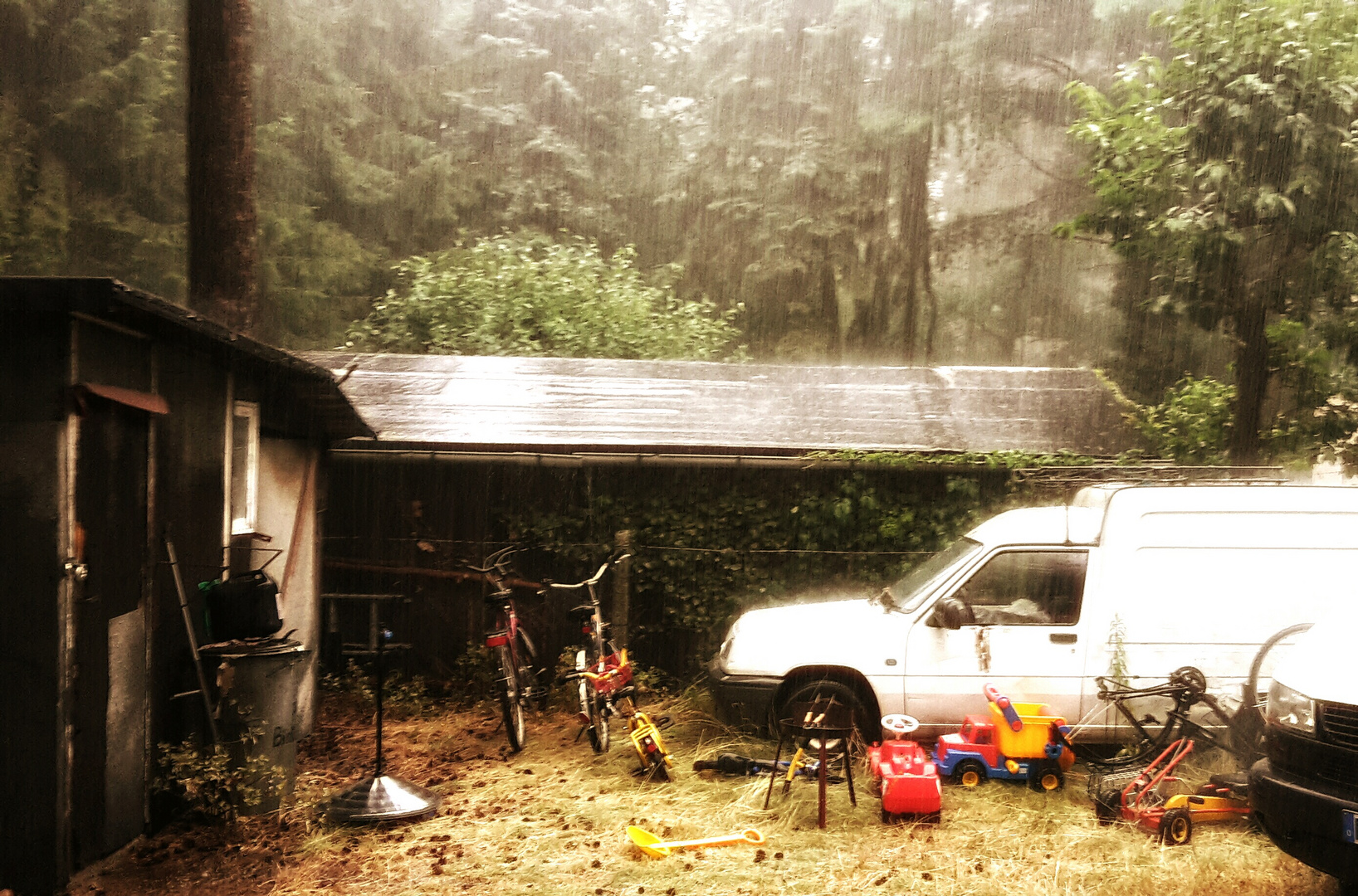 Verregneter "Fuhrpark" im Garten