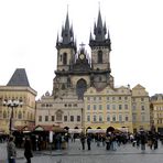 Verregnetes Prag: Teynkirche am Altstädter Markt.