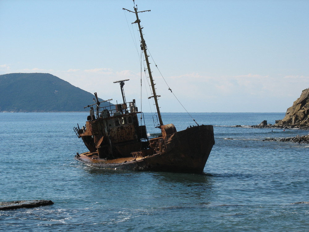 Verrostetes Schiffswrack in Griechenland