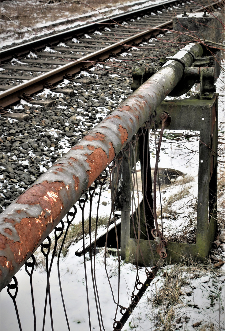 verrottete Schranke - hier fährt der Zug nach Nirgendwo