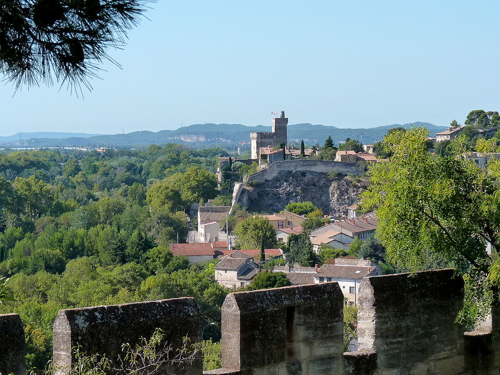 Vers la Tour Philippe-le-Bel à Villeneuve -lès-Avignon