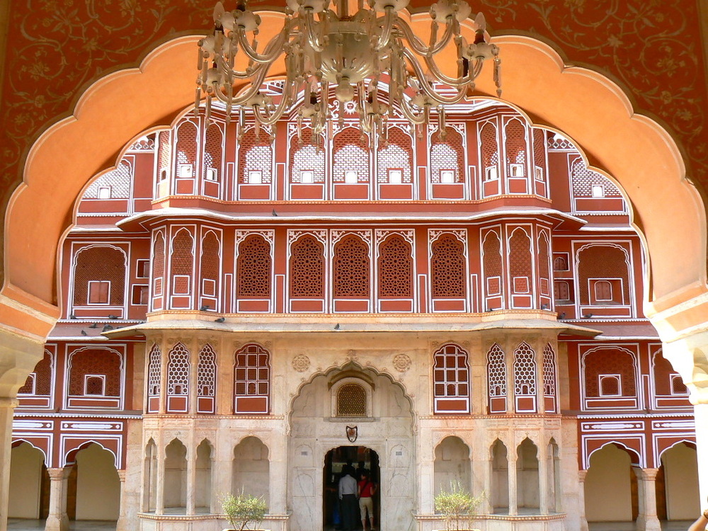 Vers l'entrée du Palais .