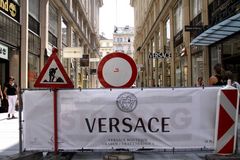 Versace .... Wie,  zu Fuß gehen?