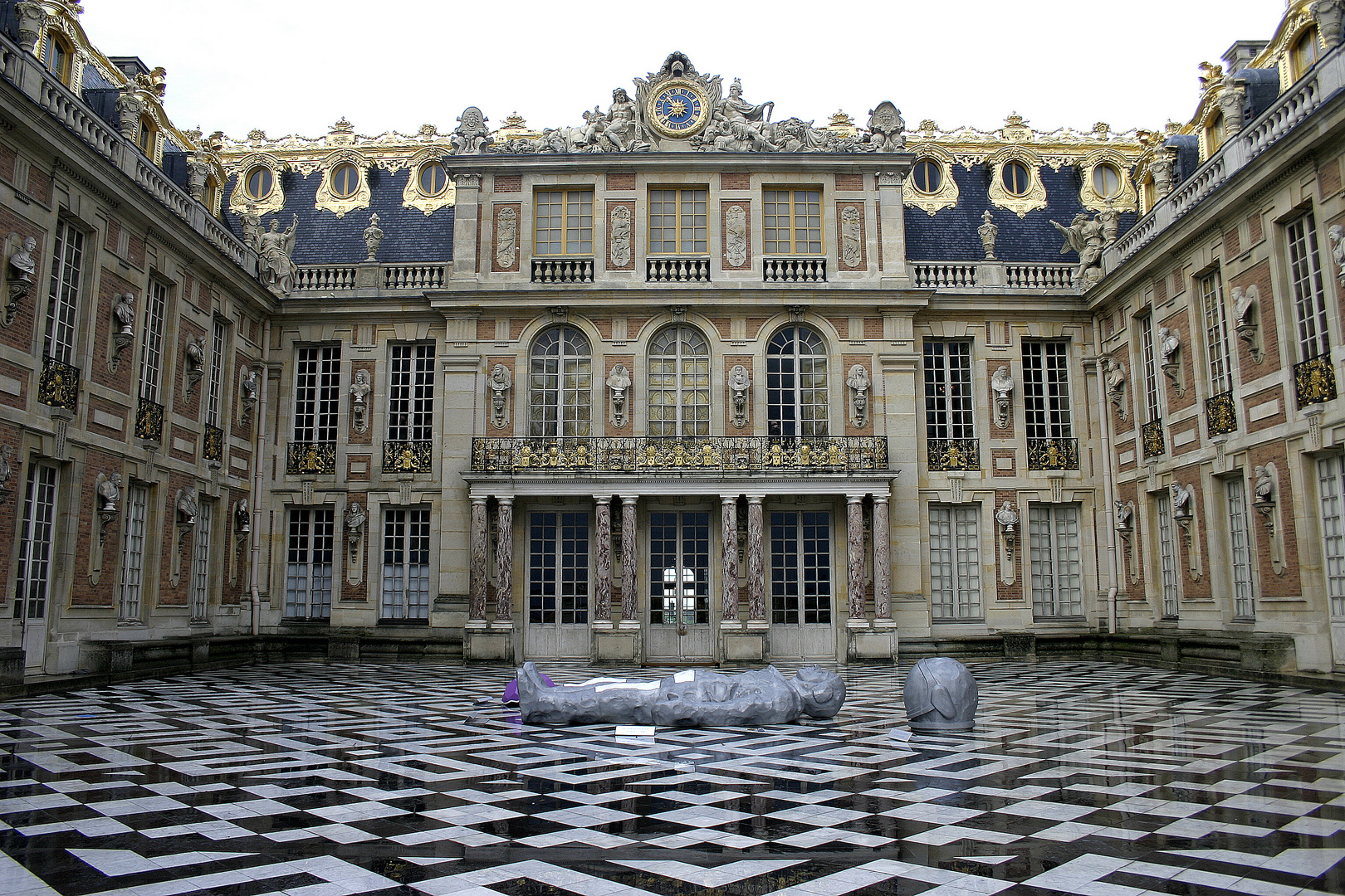 Versailles Eingangshof mit Kunstinstallation