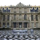 Versailles Eingangshof mit Kunstinstallation