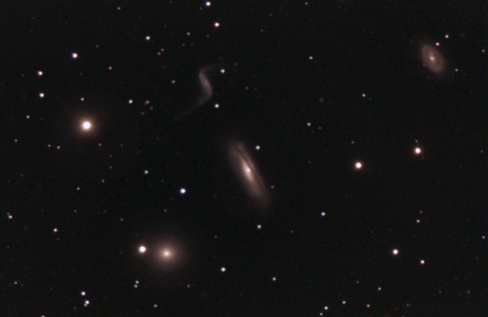 Verschiedenartige schwache Galaxien im Kopf des Löwen, (Hickson44)