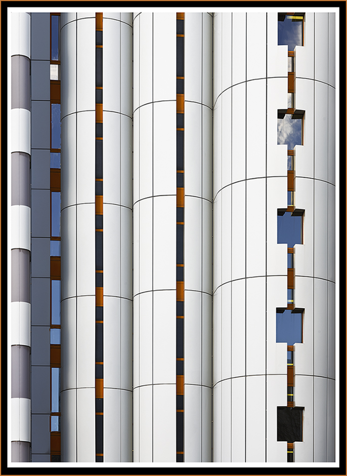 Verschiedene Fenster in der säulenartigen Fassade