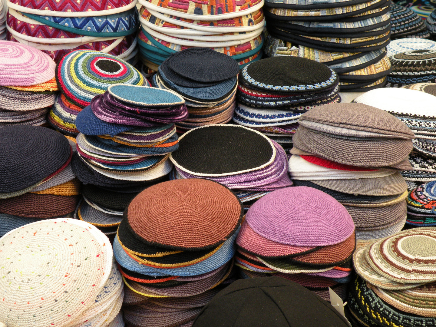 Verschiedene Kippot auf einem Markt in Jerusalem