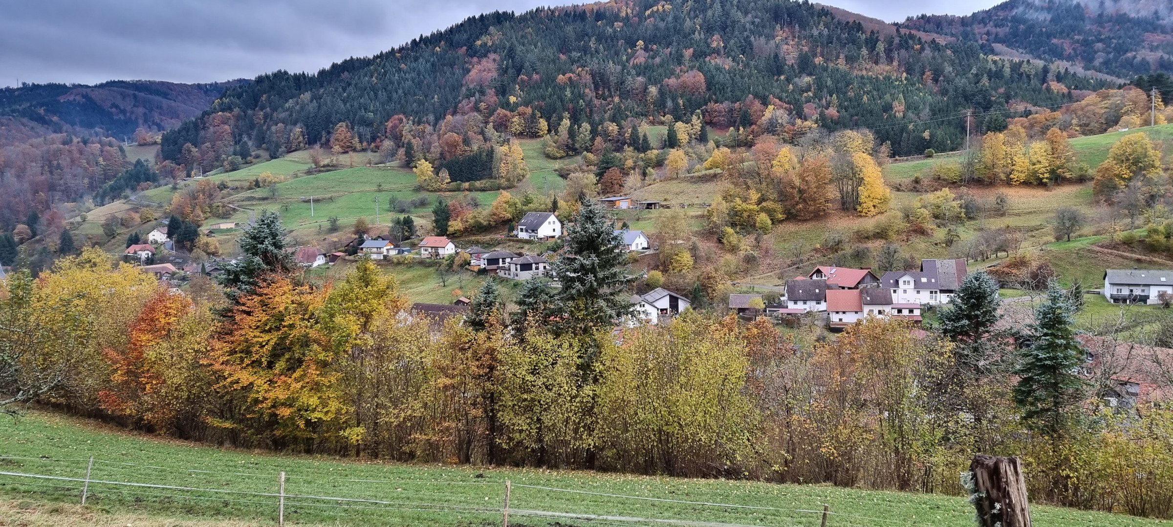 Verschlafenen Schwarzwalddorf im Spätherbst