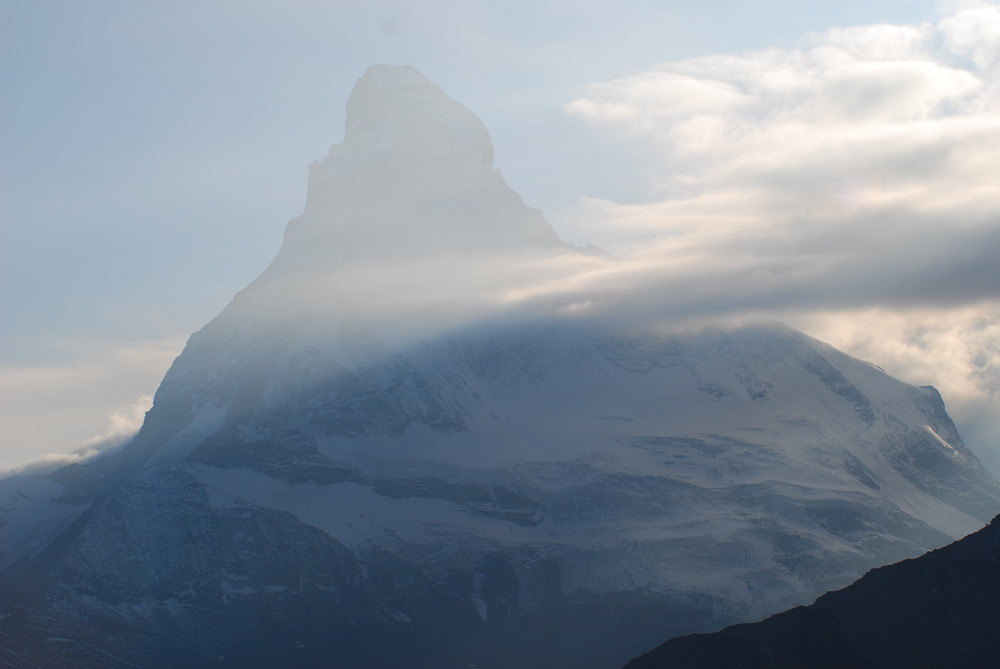 Verschleierung - Matterhorn im herbstlichen Dunst, Walliser Alpen.Schweiz