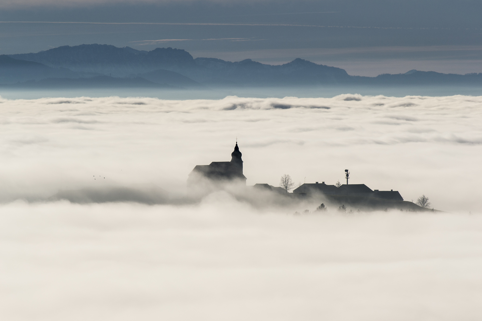 Verschlungen im Nebelmeer