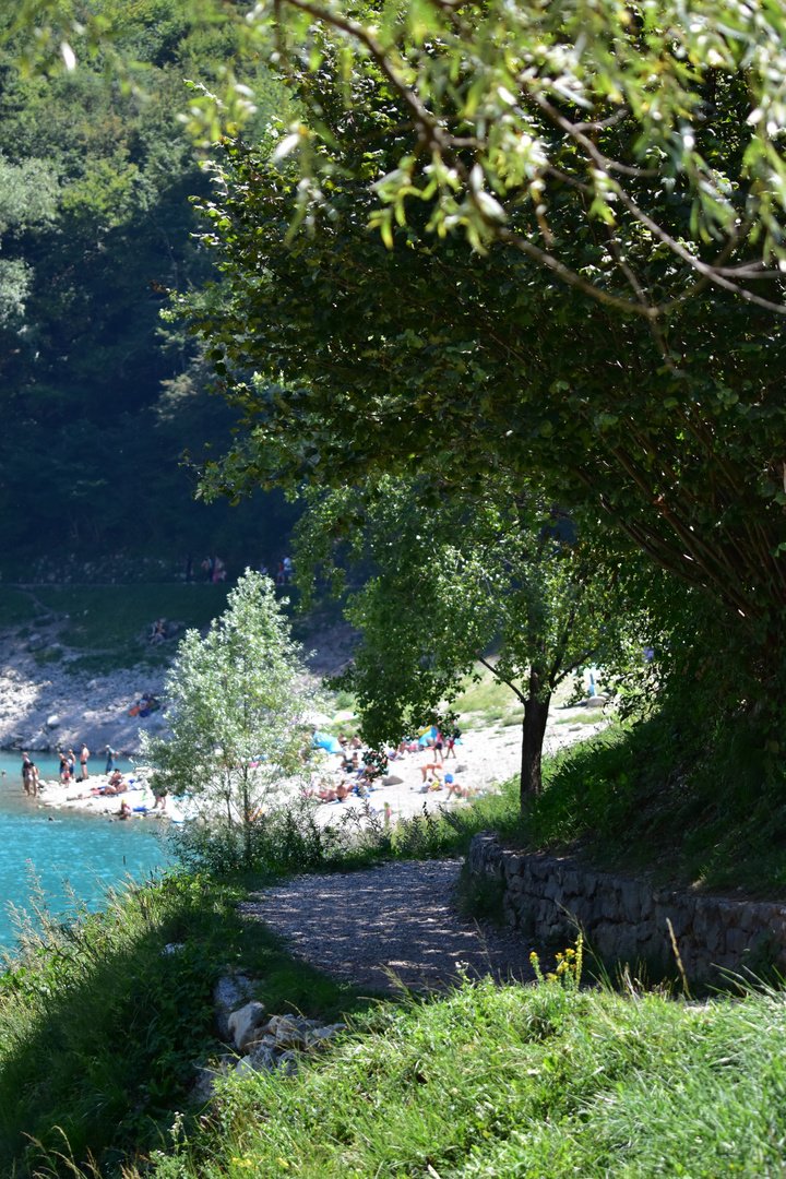 Verschlungene Pfade am See, Lago di Tenno (Trentino)