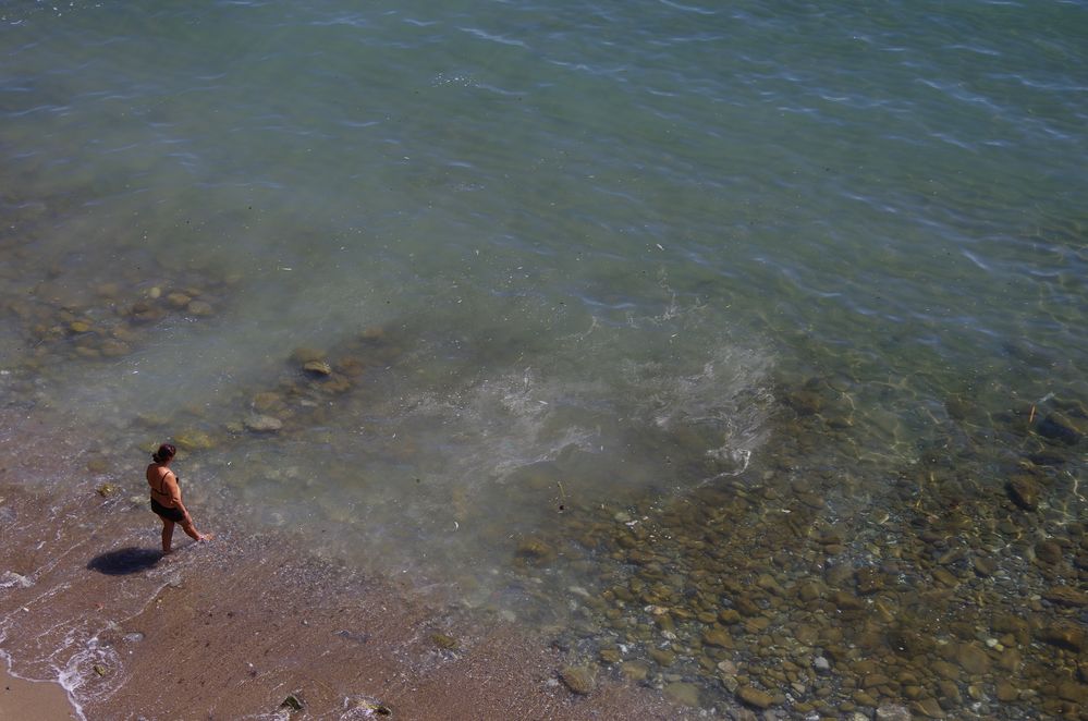 Verschmutztes Meerwasser hält die Dame nicht vom Baden ab