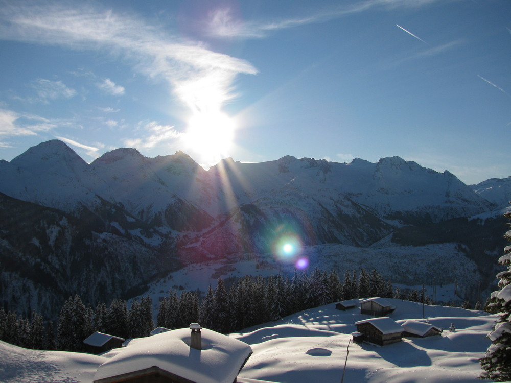 Verschneite Berge um Disentis