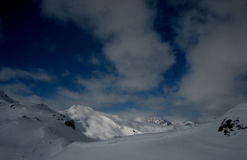 verschneite berggipfel