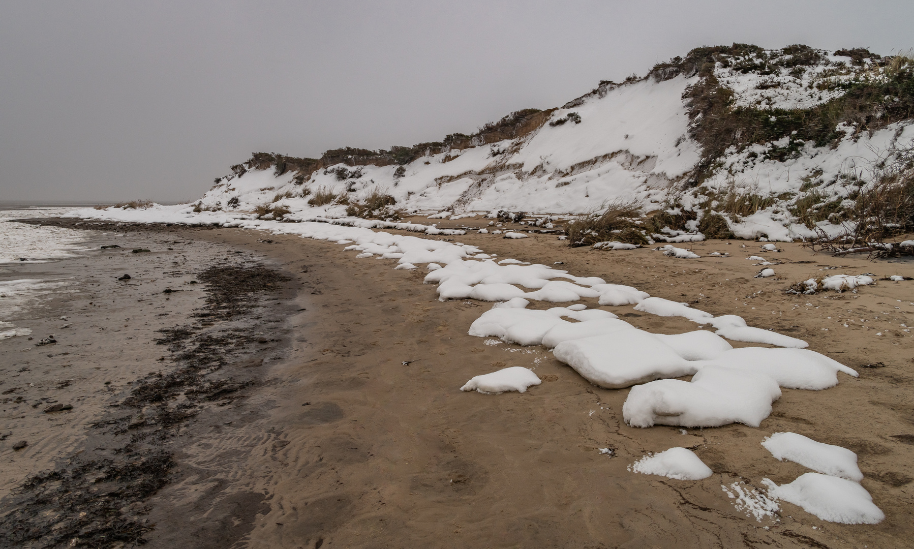 Verschneite Dünenlandschaft