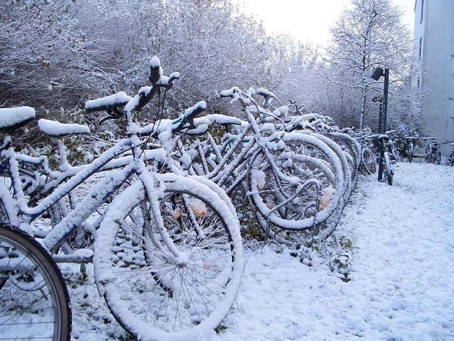 verschneite Fahrräder