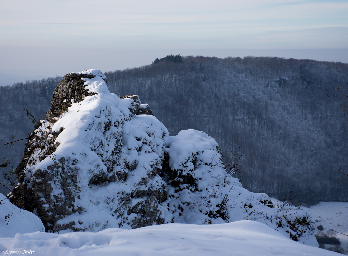 Verschneite Felsen