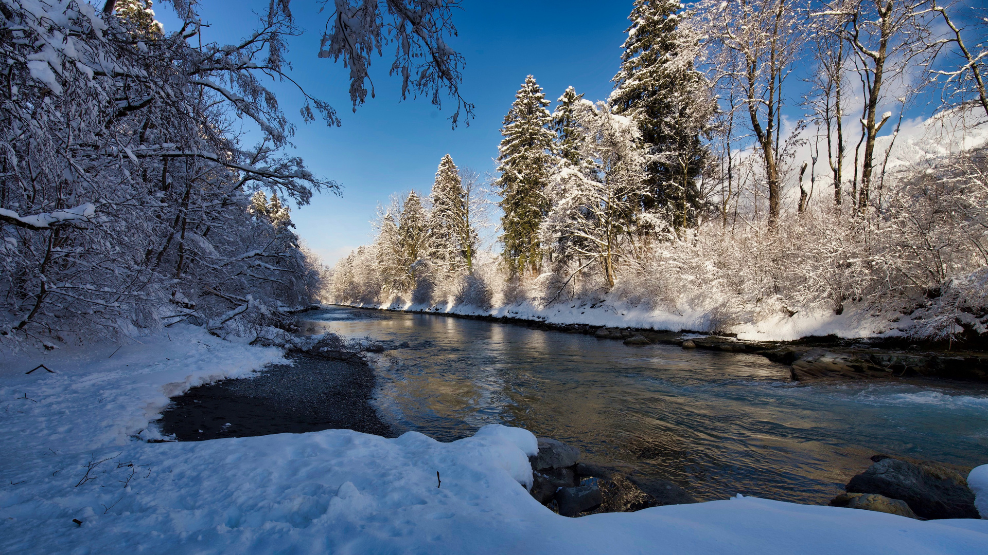 Verschneite Flusslandschaft