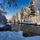 Verschneite Flusslandschaft