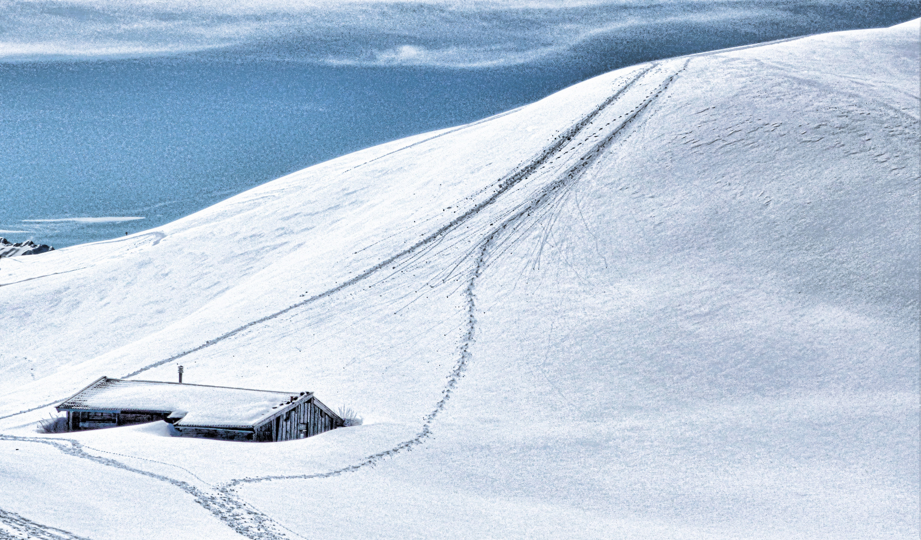 Verschneite Hütte