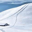 Verschneite Hütte