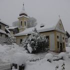 Verschneite Kirche