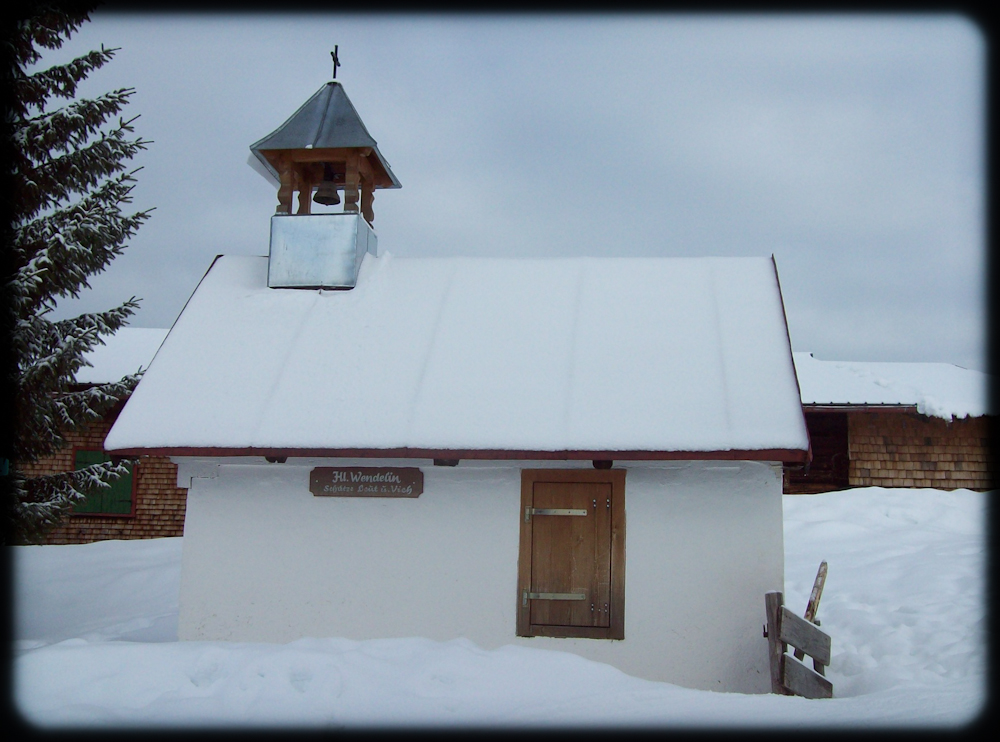 verschneite Kirche