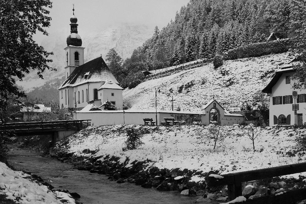 Verschneite Kirche in den Bergen