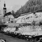 Verschneite Kirche in den Bergen