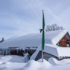 Verschneite Landschaft mit Hütte