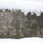 Verschneite Mauer