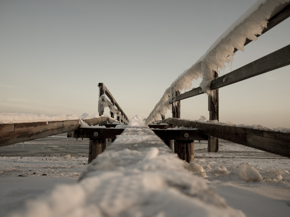 verschneite Seebrücke