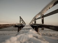 verschneite Seebrücke