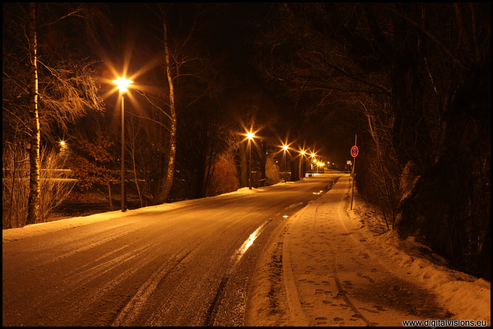 Verschneite Straße bei Nacht