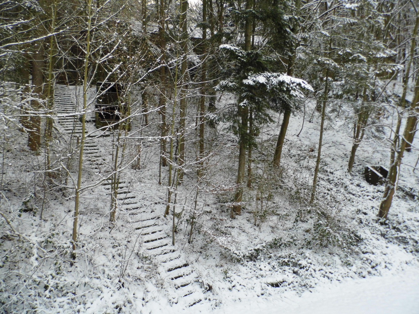 Verschneite Treppe aufs Bunkerdach