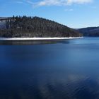 verschneite (Verse-) Talsperre im märkischen Sauerland