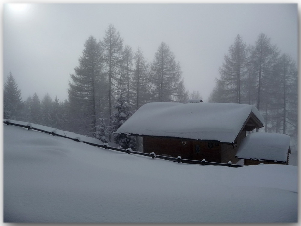 Verschneite Wochenendhütte